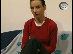 Fitte blutjunge Schlampe stopft ihre Fotze mit einem Dildo