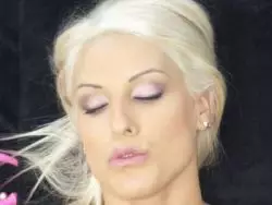 Blutjunge versaute Schlampe zeigt ihr bildhübsches Gesicht 