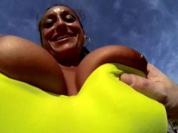 Scharfe Frau steht beim Poppen auf Outdoor Sex