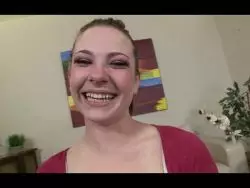Glatte Teen Muschi wird gerieben und gefickt