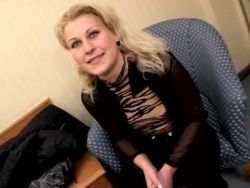 Die sexy Blondine rammelt sich selbst und leckt dem Typen den Prügel