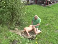 Eine willige Blondine wird in die tropfende Möse gefickt